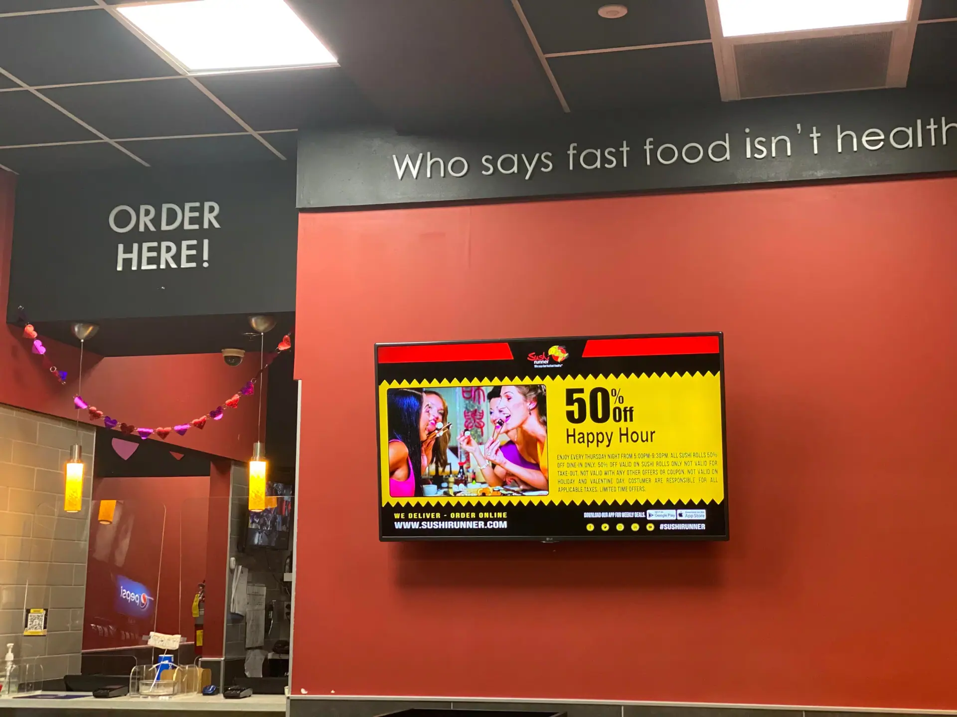 Pantalla publicitaria digital DOOH en establecimiento comercial de alta afluencia en Florida