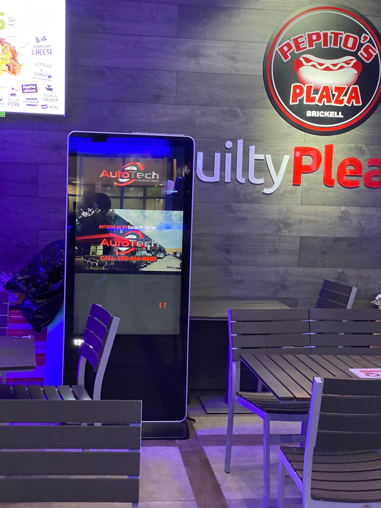 Pantalla digital de Twenty Twenty Media dentro de un establecimiento comercial