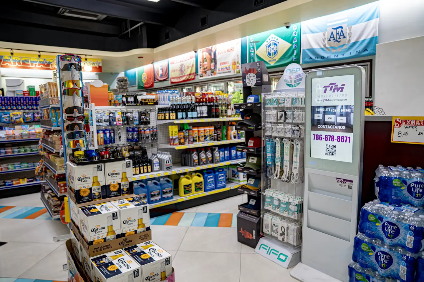 Publicidad DOOH en pantalla digital en minimarket y tienda El Arepazo en Doral, Florida