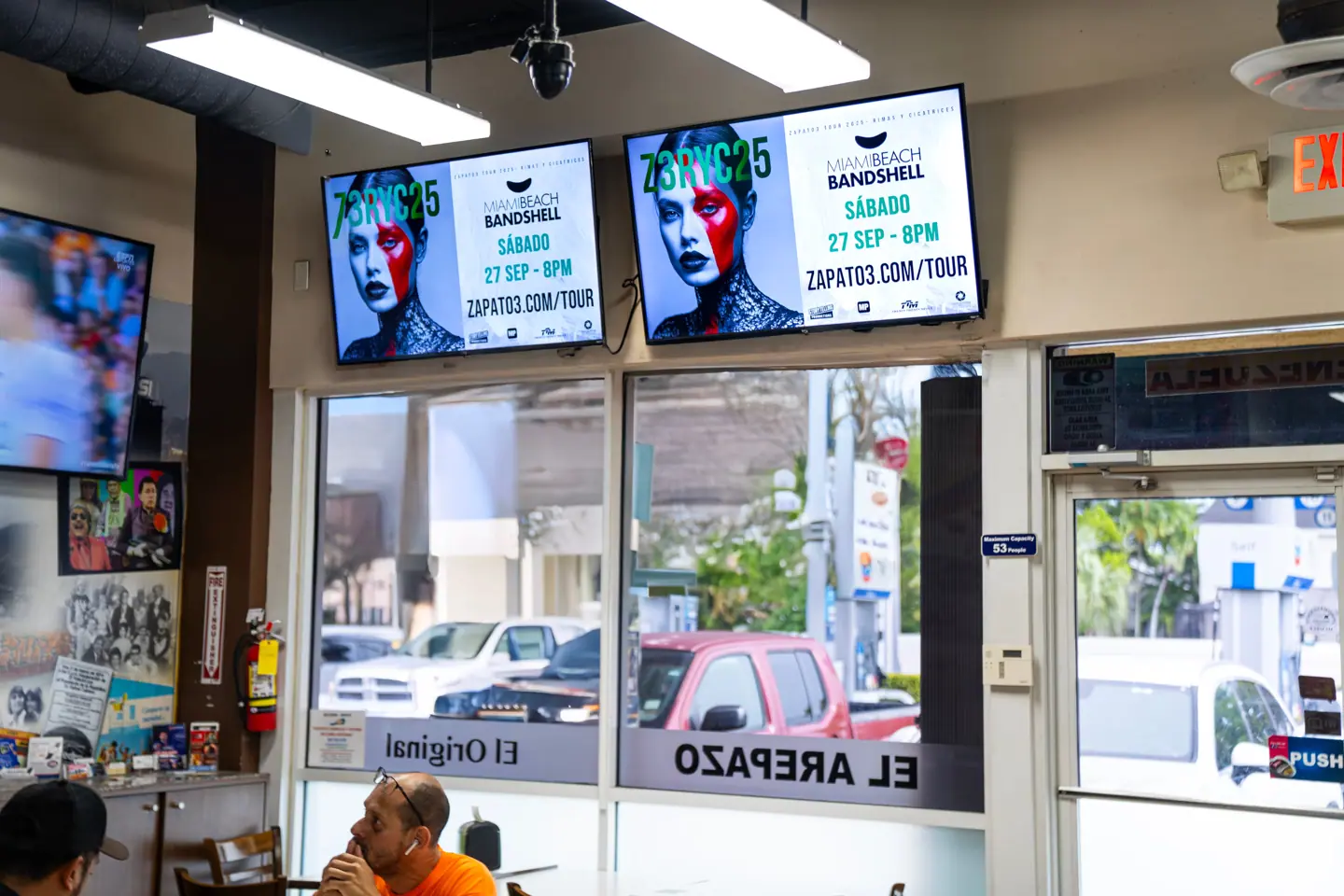 Pantalla digital de publicidad DOOH de Twenty Twenty Media en restaurante El Arepazo, Miami