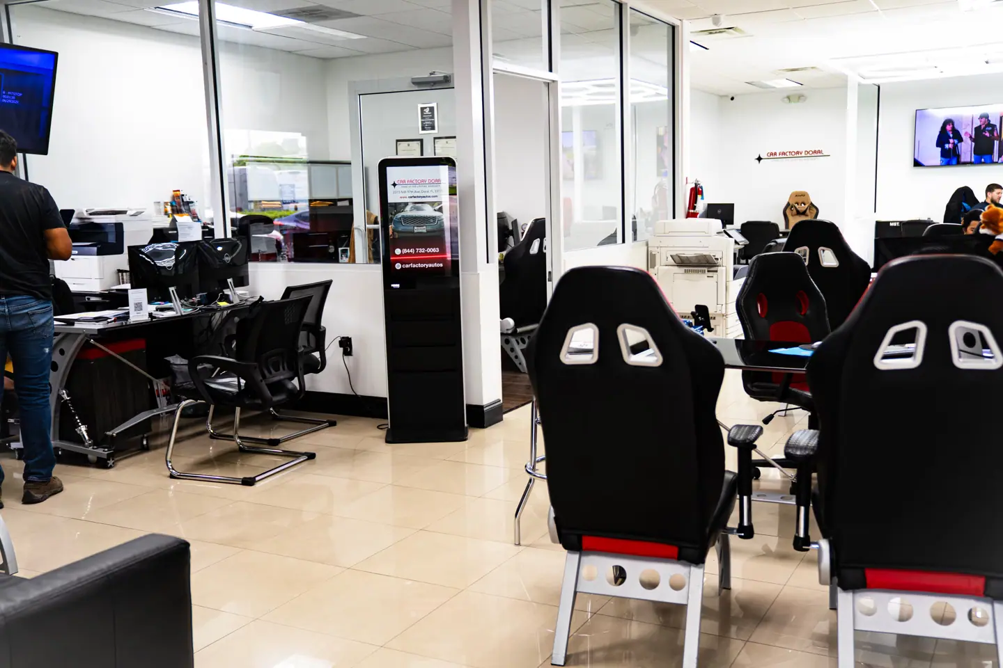 Pantalla digital DOOH de publicidad en concesionario de autos Car Factory en Miami, Florida
