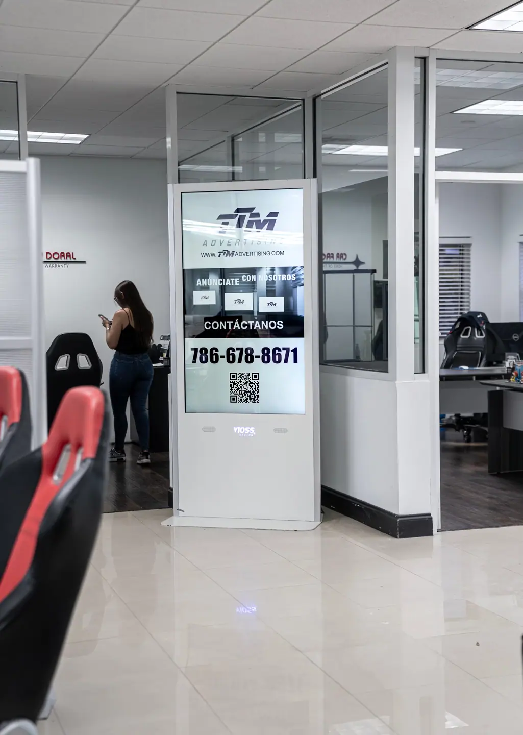 Publicidad digital DOOH en pantalla vertical dentro del concesionario Car Factory en Miami, Florida