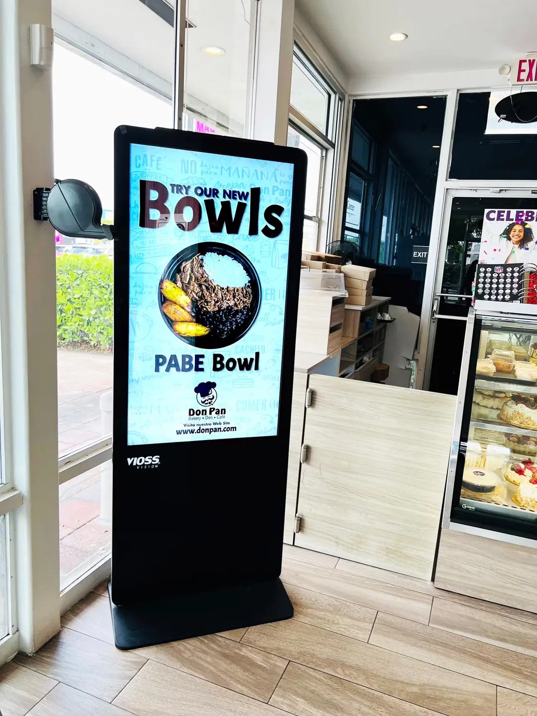 Pantalla digital DOOH con anuncios comerciales en Don Pan Bird Road, Miami, Florida