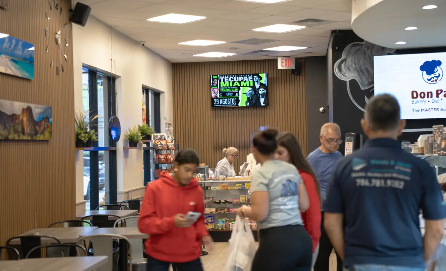 Pantalla publicitaria digital DOOH dentro de la panadería y cafetería Don Pan en Doral, Miami