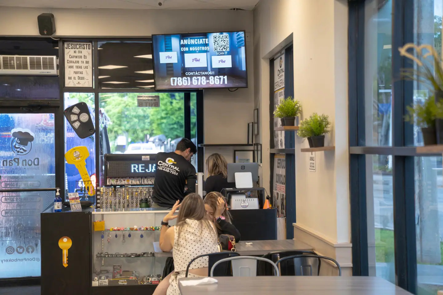 Publicidad digital DOOH en pantalla sobre mostrador de atención en cafetería Don Pan, Miami