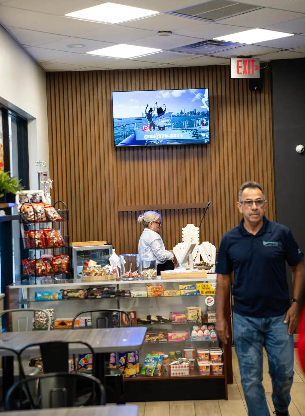 Pantallas de publicidad digital DOOH en cafeterías y locales comerciales de Florida