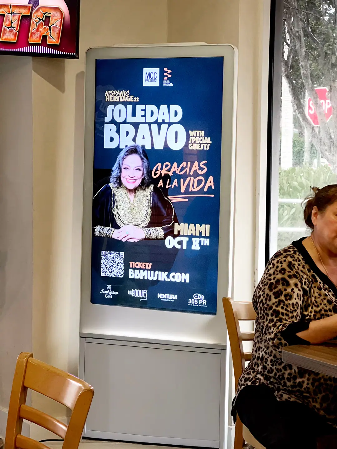 Publicidad DOOH en pantalla digital dentro de cafetería Don Pan en Sunrise, Broward County