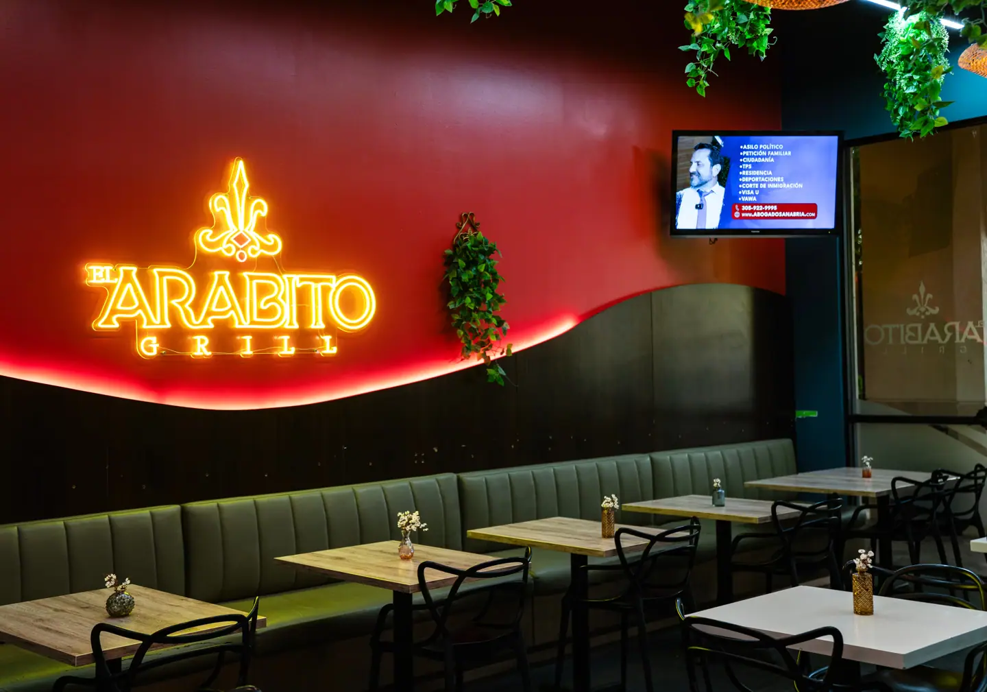 Pantalla digital DOOH de publicidad dentro del restaurante El Arabito Grill en Doral, Florida