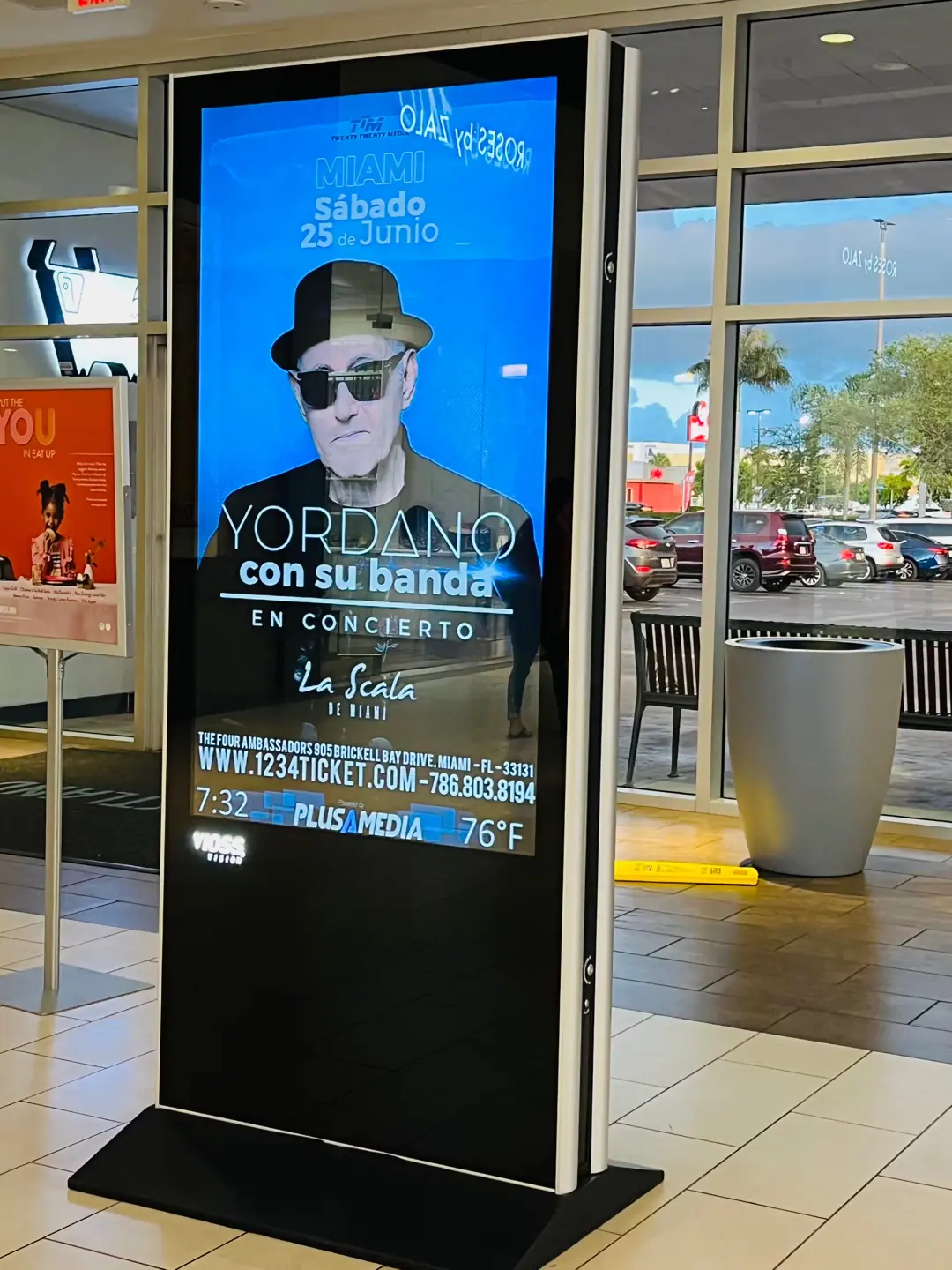 Pantalla publicitaria digital DOOH en establecimiento comercial en Hialeah, Florida