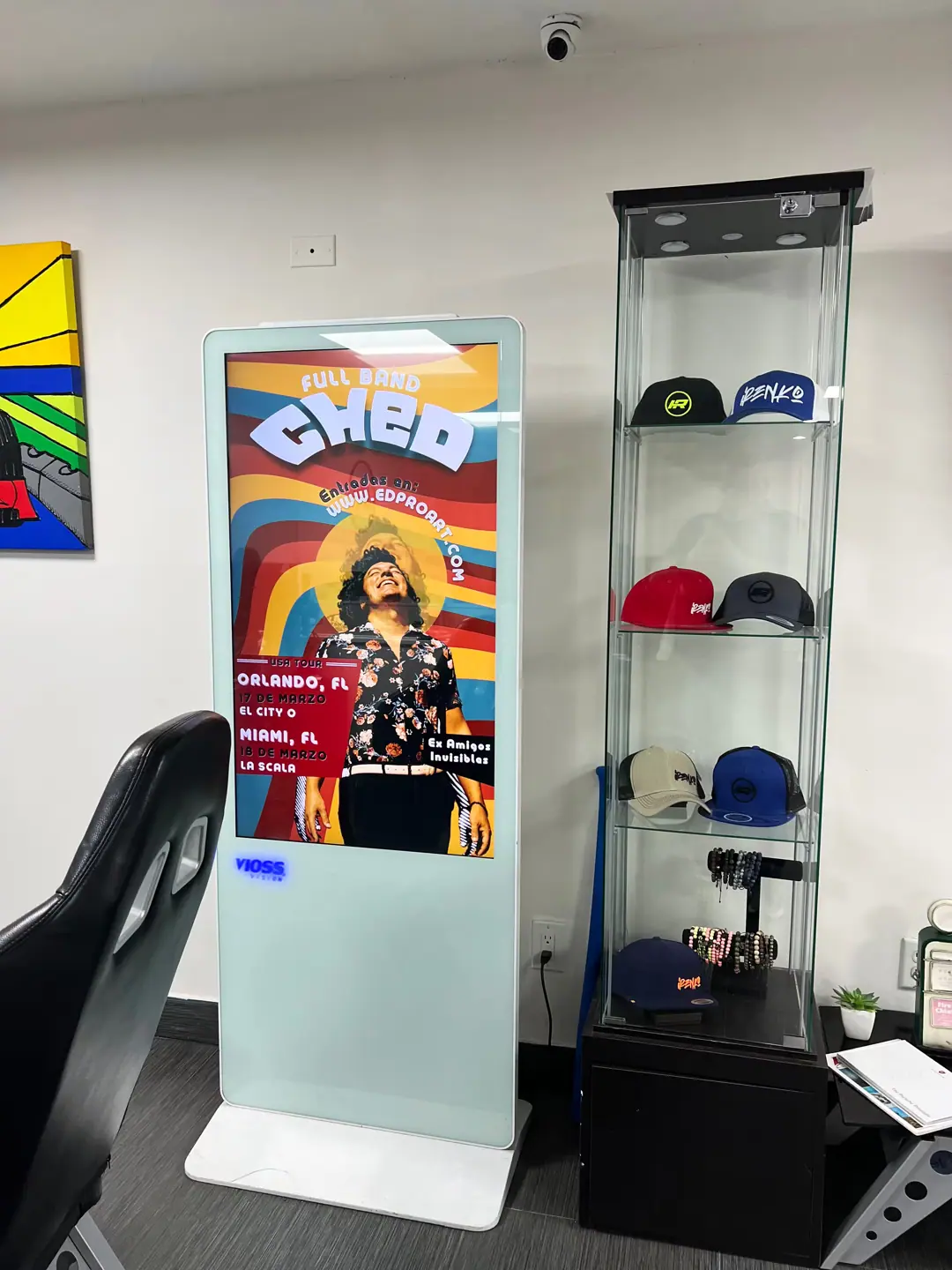 Publicidad digital DOOH en pantalla instalada en concesionario Irenko Auto Sales en Miami, Florida