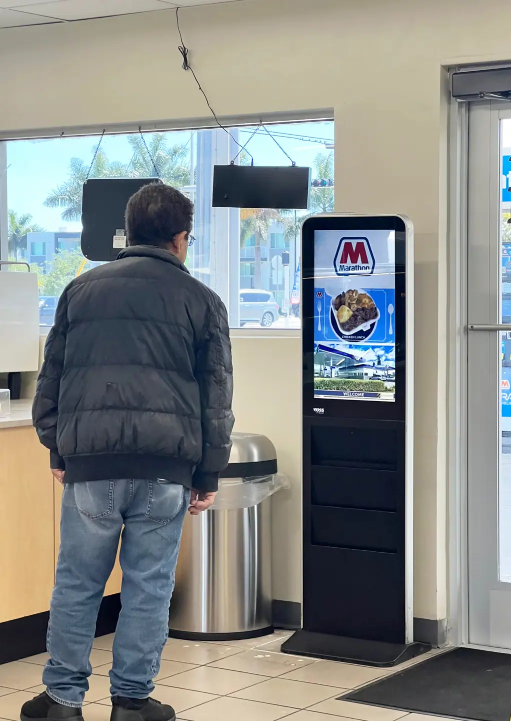 Billboard digital DOOH en estación de combustible y conveniencia Marathon en Homestead, Florida