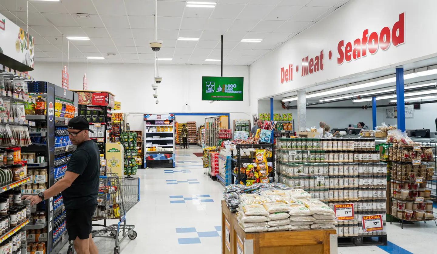 Publicidad DOOH en pantalla digital en pasillo de compras de Presidente Supermarket en Florida