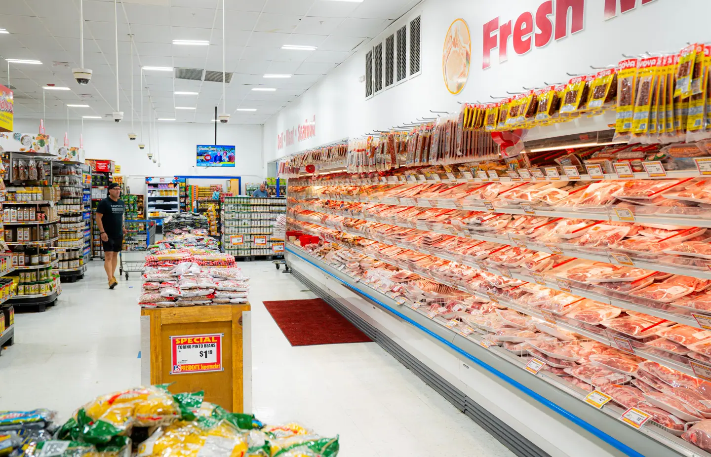 Pantalla publicitaria digital DOOH en zona de cajas de Presidente Supermarket en Florida