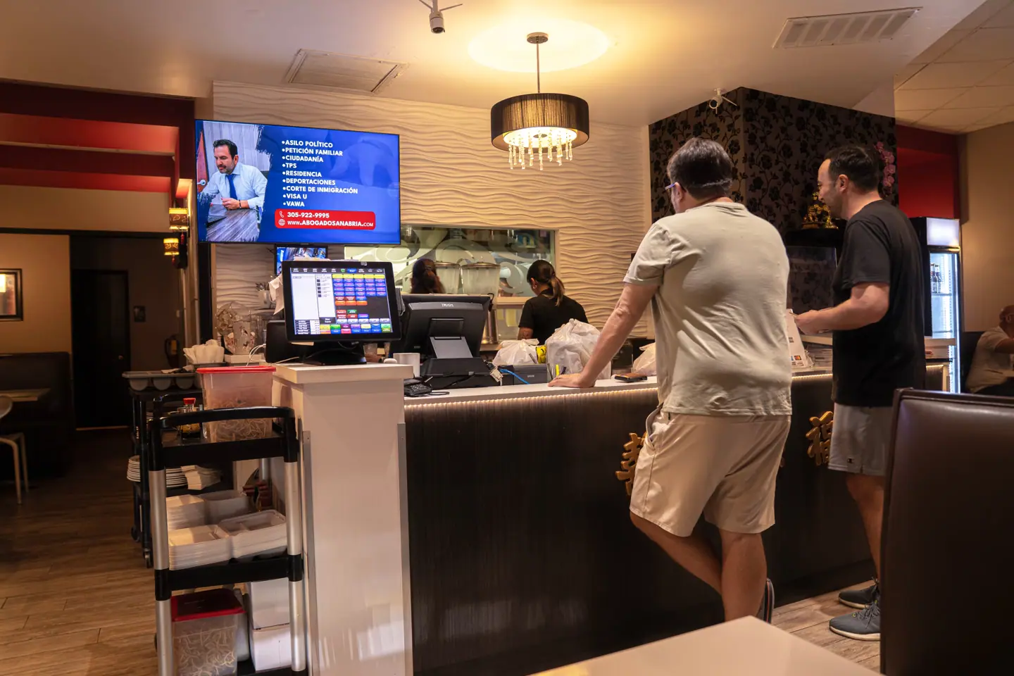 Pantalla publicitaria digital DOOH dentro del restaurante Salón Cantón en Doral, Miami