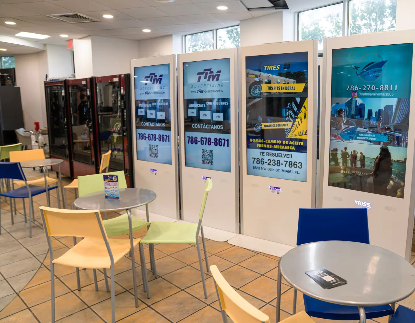 Publicidad DOOH en pantalla digital en sala de espera de Sport Car Wash en Doral, Miami