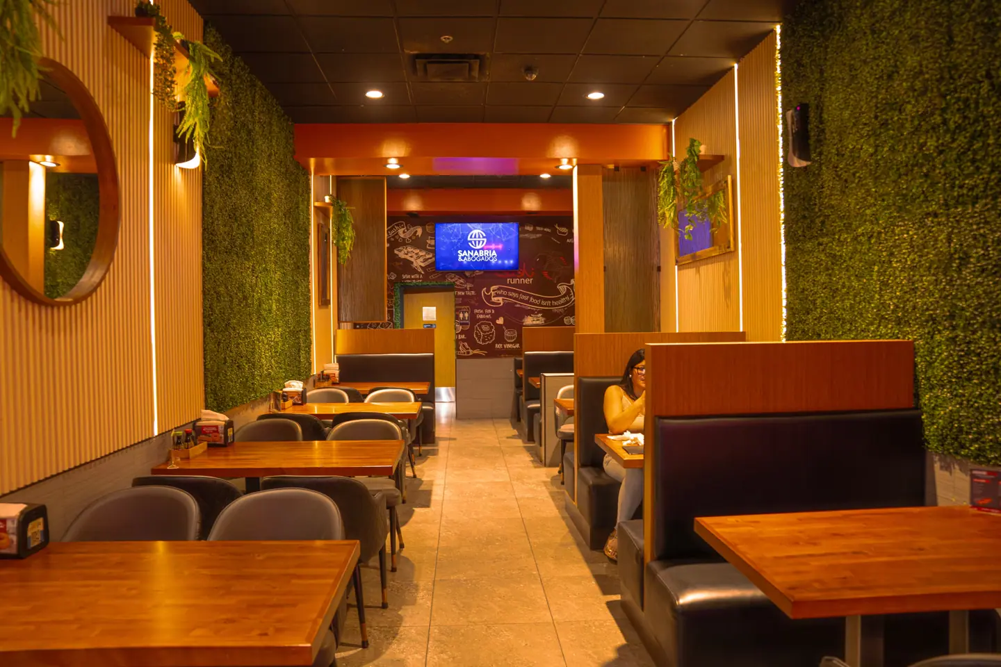 Publicidad digital DOOH en pantalla dentro del restaurante Sushi Runner en Miami Lakes, Florida