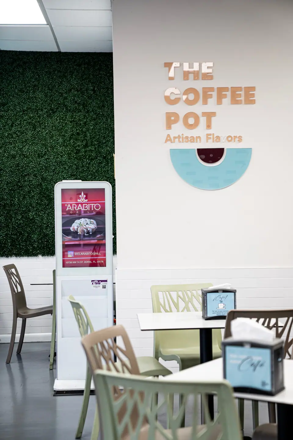 Pantalla publicitaria digital DOOH en cafetería The Coffee Pot en Doral, Florida